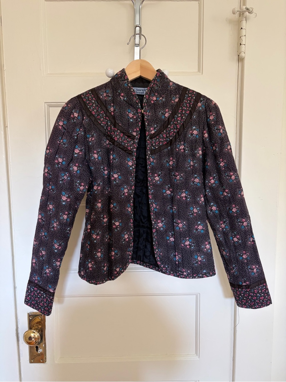 VINTAGE Women’s Black Floral Quilted Jacket - Classic Collar